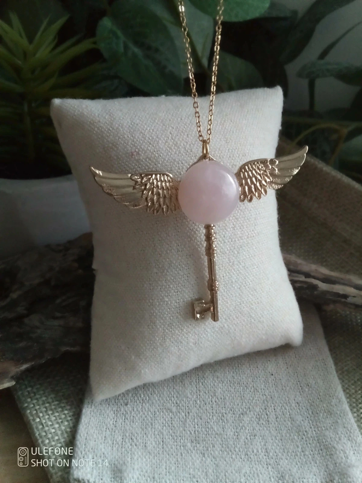 Collier clé ailée dorée pierre de quartz rose 🩷.